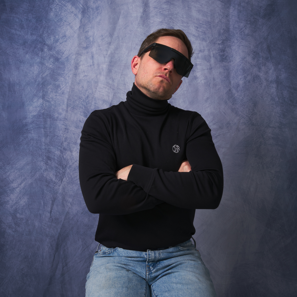 Person wearing The Blacking Out Original 2.0 with HDPV Polarized Mirror lens