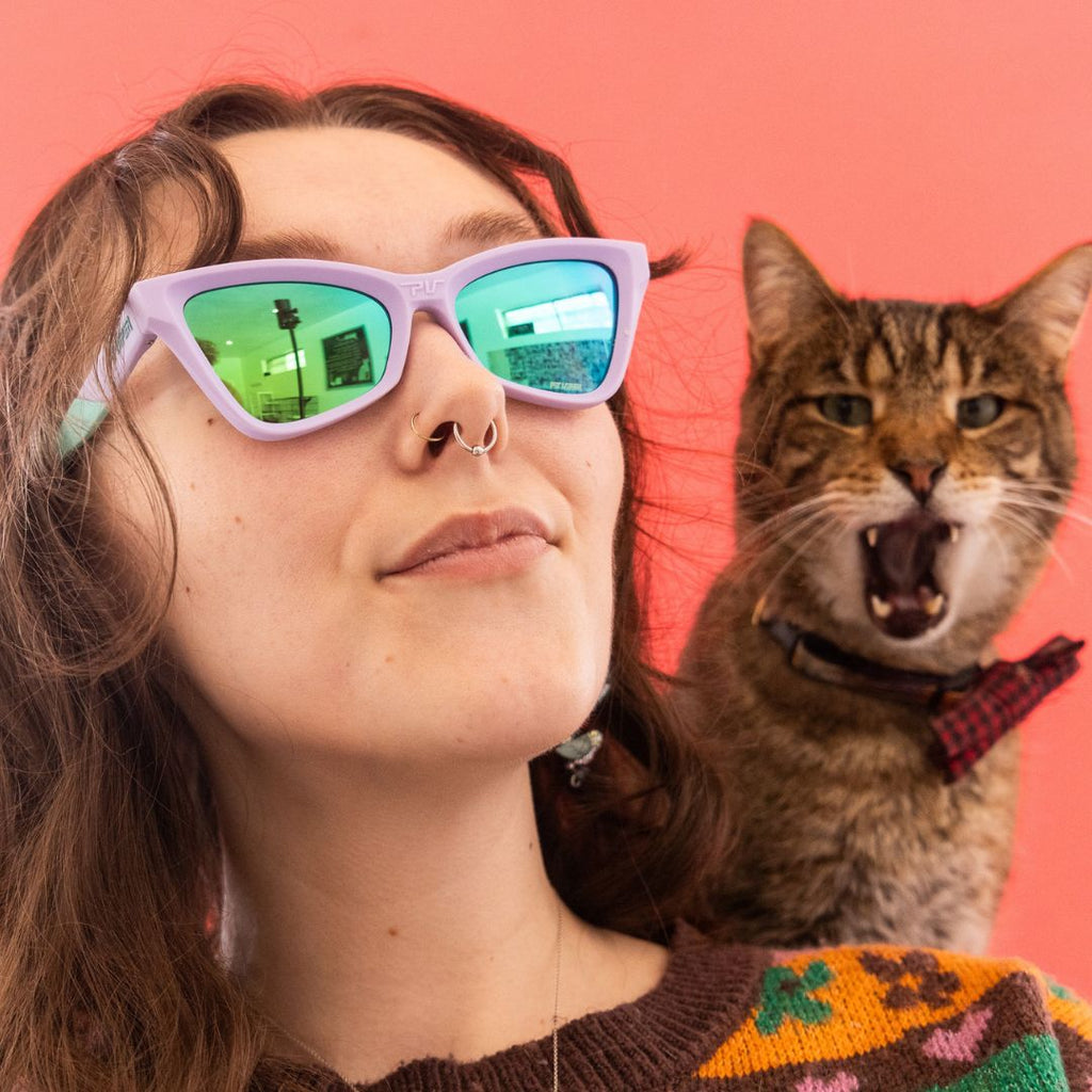Women wears The Moontower Clawdia with a blue-green lens from Pit Viper