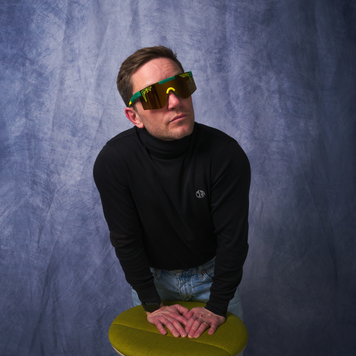 Angled view of The Straya Original 2.0 with hdpv polarized gold / regular lens on white background